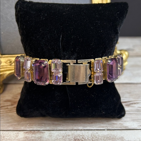 1950s Coro Pegasus bracelet featuring purple and lavender baguette rhinestones - Picture 5 of 10